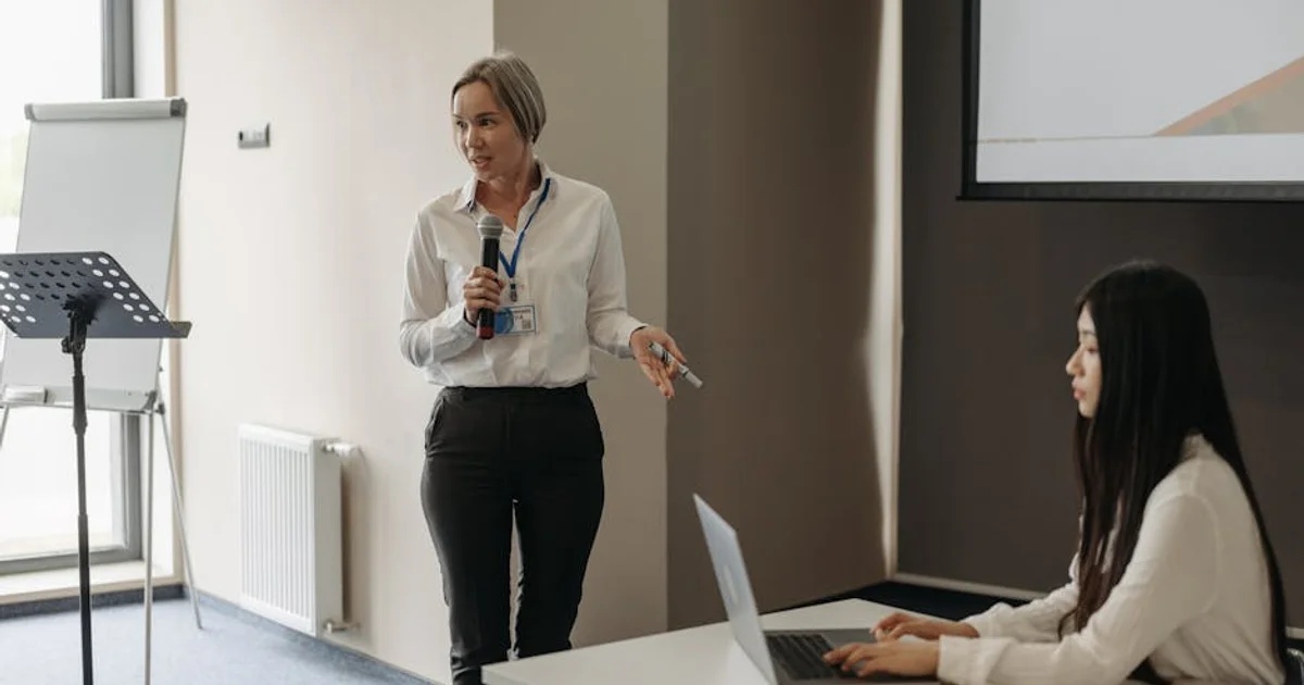 Apple's Siri Shake-Up: A Voice-Over Wake-Up Call