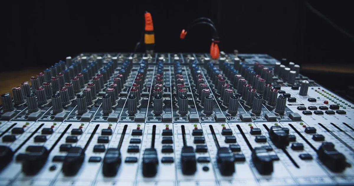 Voice of the 90s Returns with Nostalgic Podcast